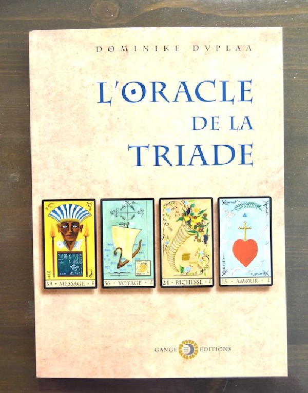 Livre expliquant l'utilisation de l'oracle de la triade.